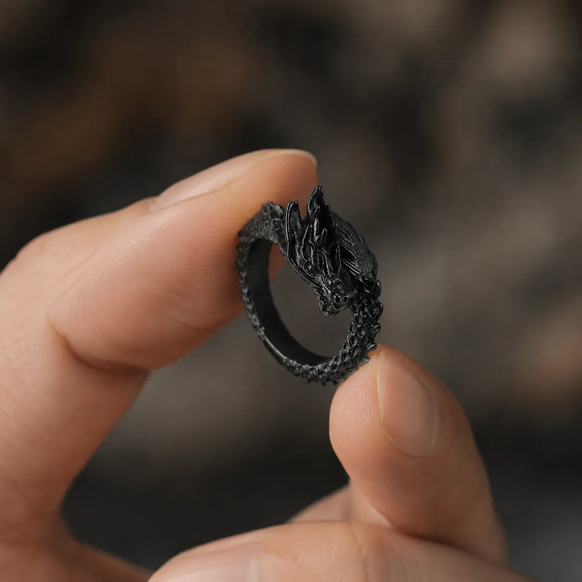 anneau dragon noir corps écailleux