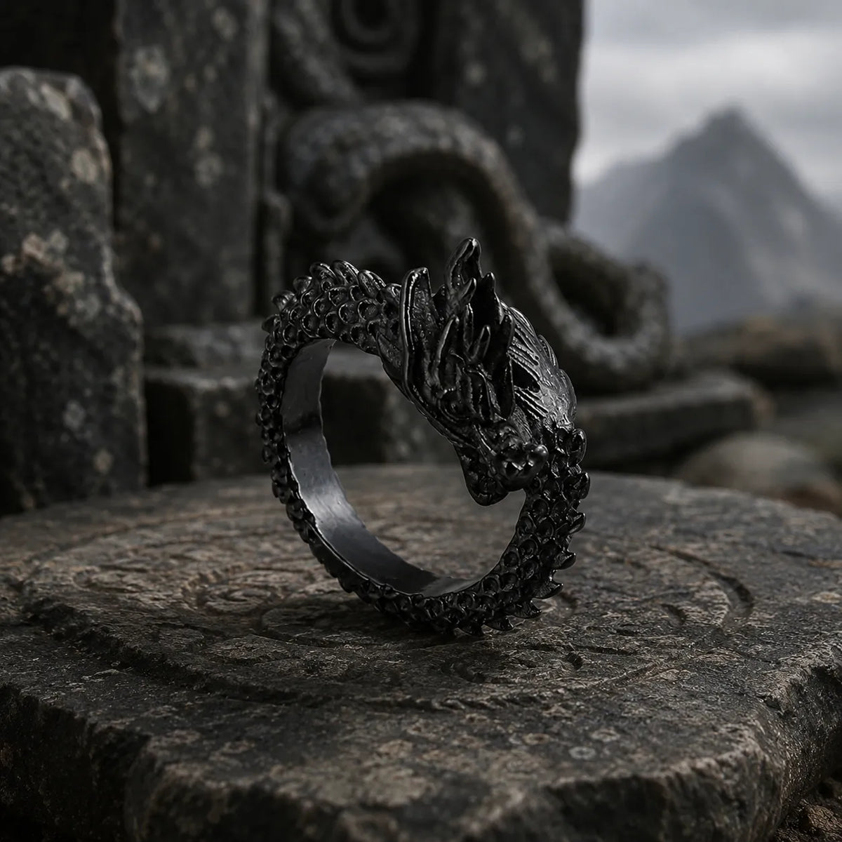 bague draconique noire tête sculptée