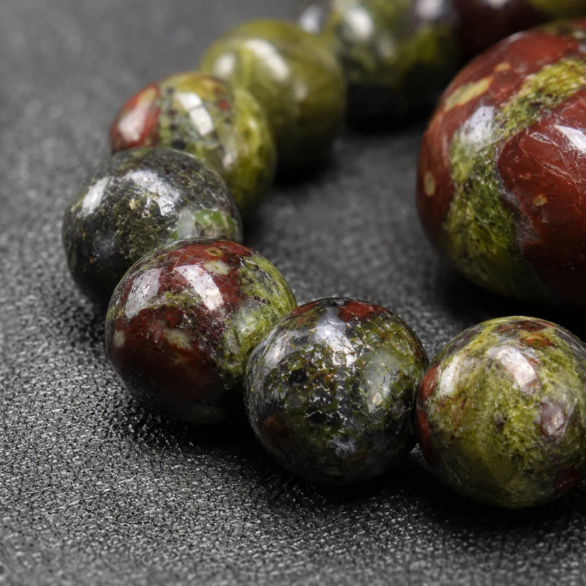 bracelet dragon perles rouges vertes