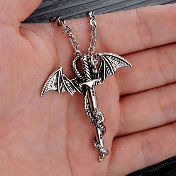 Collier dragon epee medievale