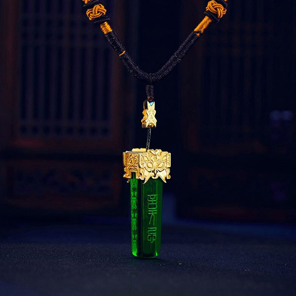 Collier dragon sacre