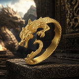 bague draconique dorée griffes et reliefs